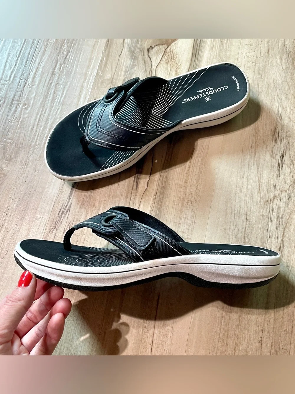 Clark’s Cloudsteppers Black & White Thong Sandals, flip flops size: 7